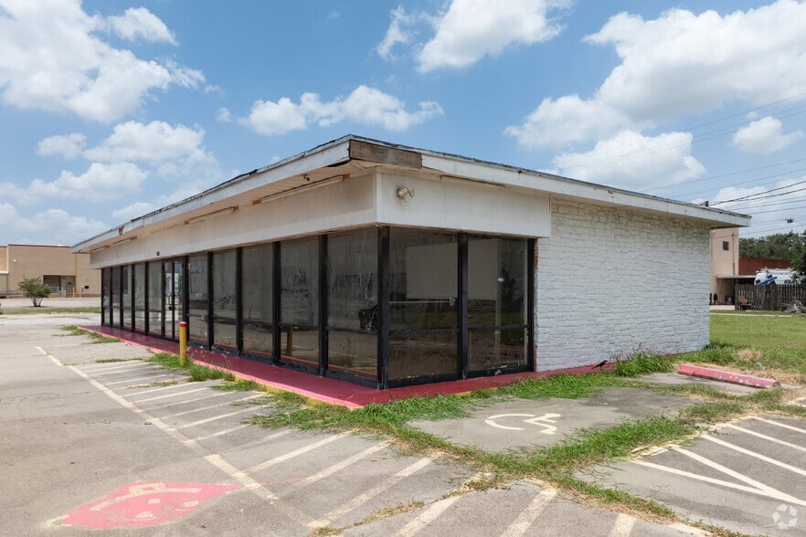 606 E King Ave, Kingsville, TX for sale - Building Photo - Image 2 of 28