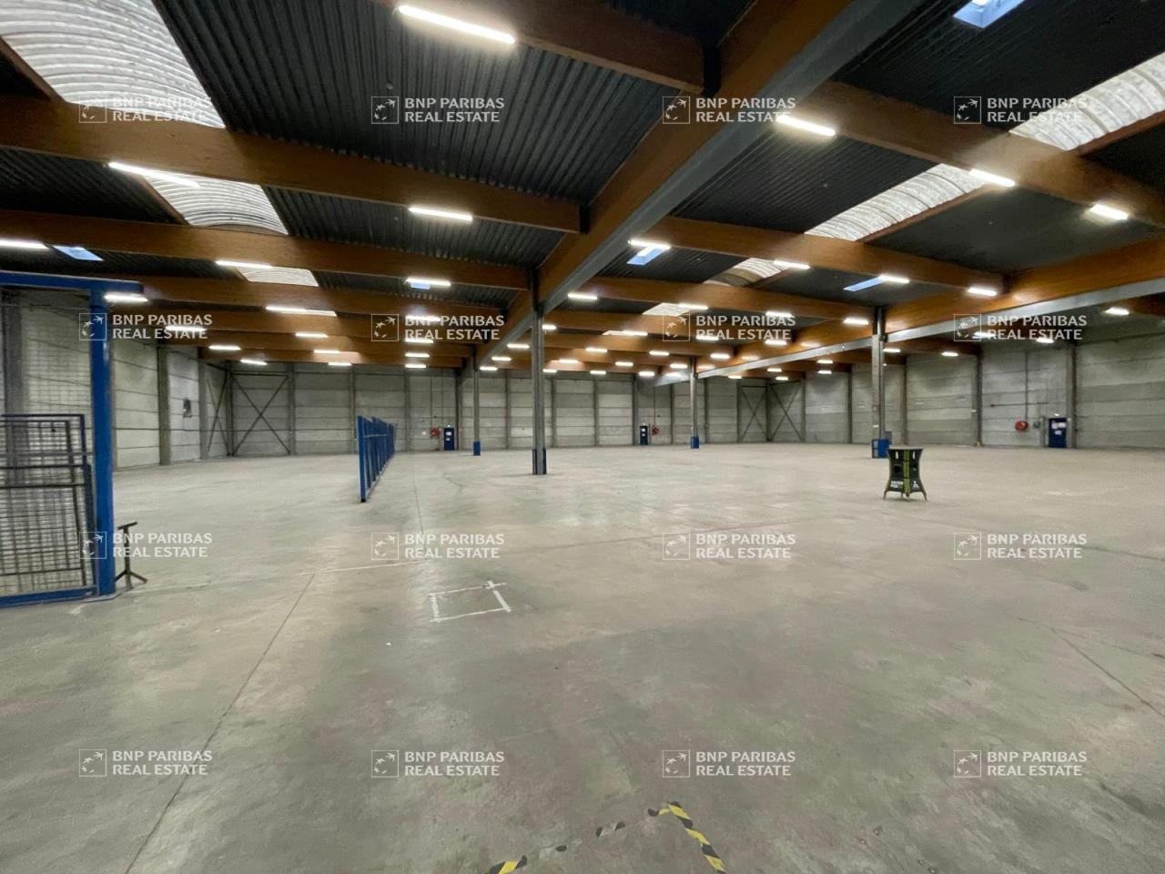 Flex in Saint-Thibault-des-Vignes for lease Interior Photo- Image 1 of 9