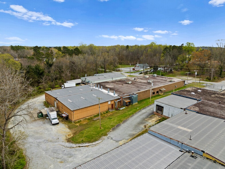 1200-1218 Hickory Chapel Road portfolio of 5 properties for sale on LoopNet.ca - Building Photo - Image 3 of 12