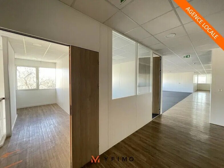 Office in Aubergenville for sale - Interior Photo - Image 1 of 6