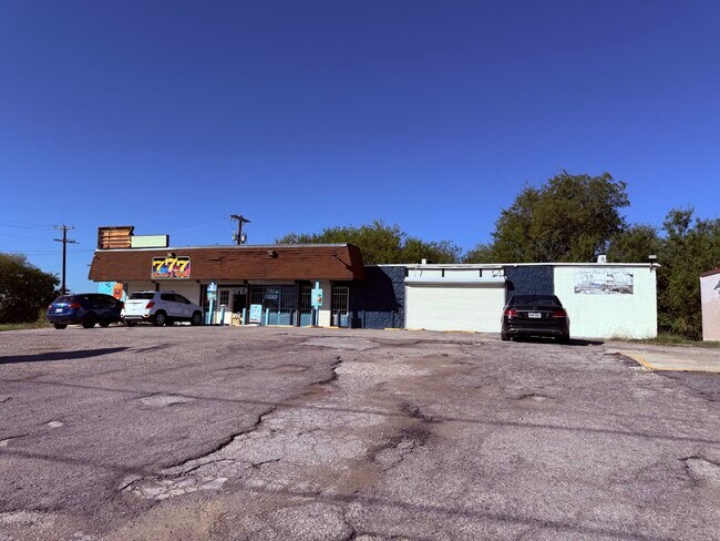 More details for 1447 W Hutchins Pl, San Antonio, TX - Retail for Sale