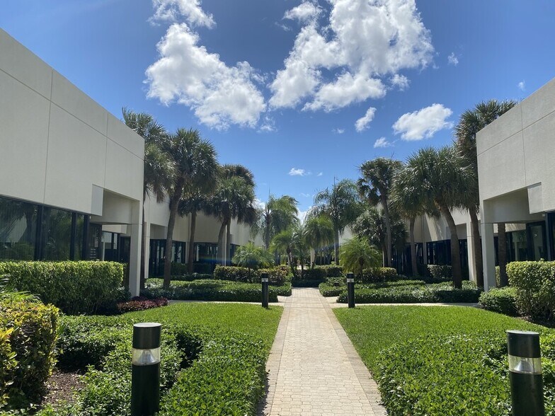 902 Clint Moore Rd, Boca Raton, FL à louer - Photo du bâtiment - Image 3 de 6