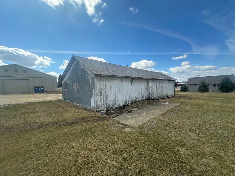 636 S East St, Mount Carroll, IL à vendre - Photo du bâtiment - Image 3 de 25