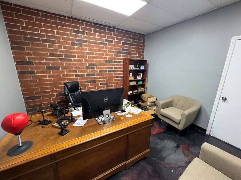 6905 Downwind Rd, Greensboro, NC for lease - Interior Photo - Image 2 of 10