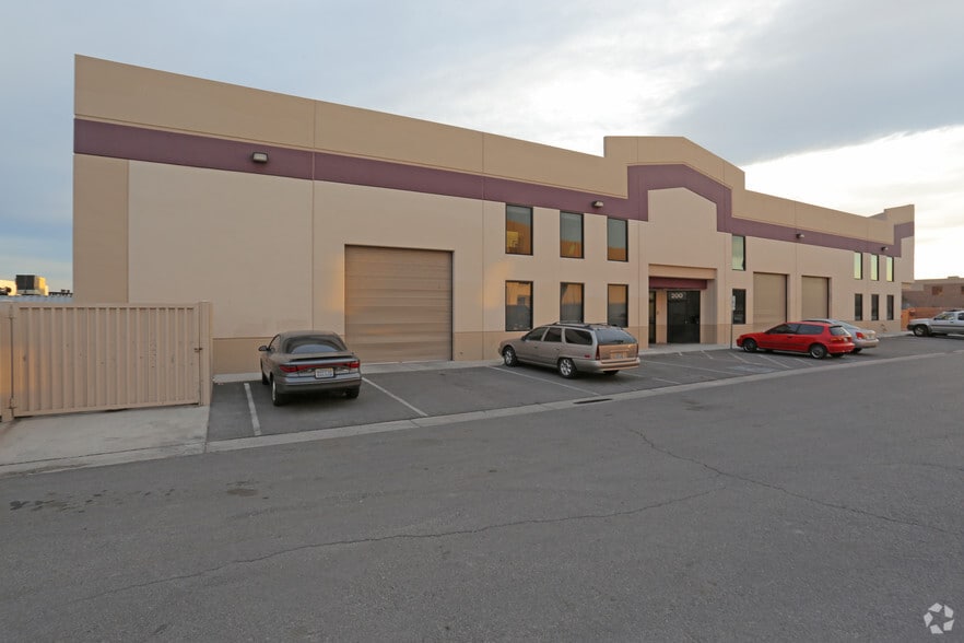 2926 Brooks Park Dr, North Las Vegas, NV à louer - Photo du bâtiment - Image 2 de 4