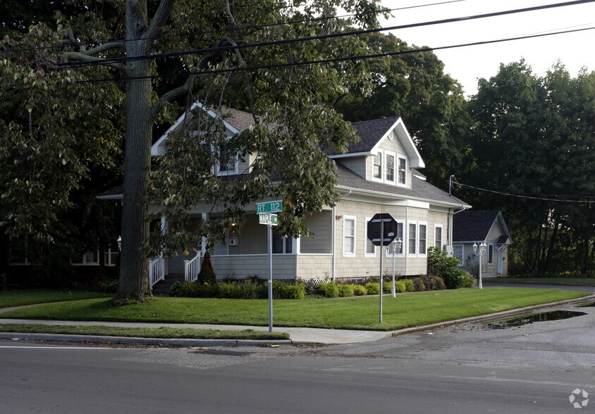 209 Main St, Port Jefferson Station, NY for lease - Building Photo - Image 2 of 3