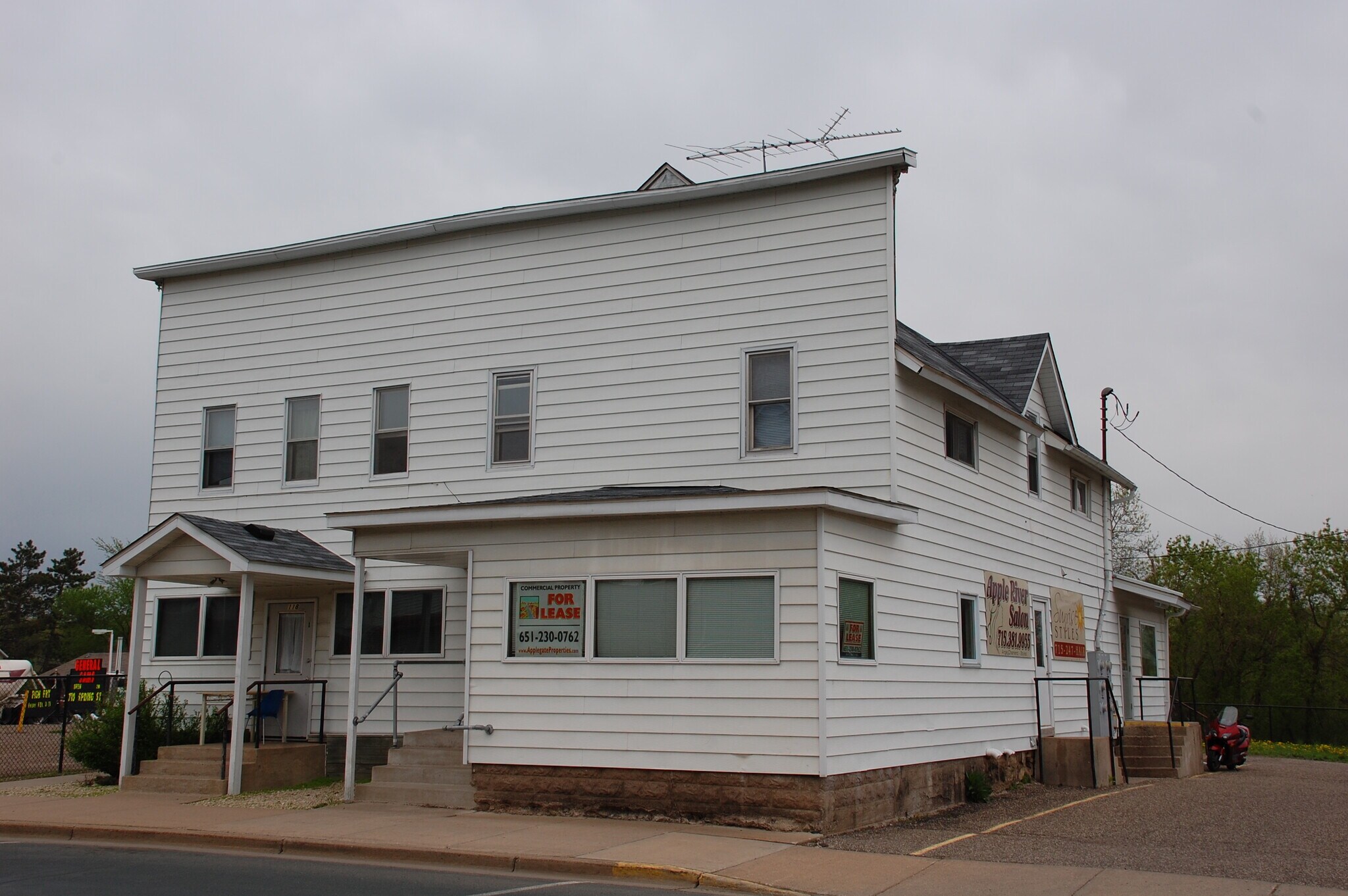118 Spring St, Somerset, WI à louer Photo du bâtiment- Image 1 de 6