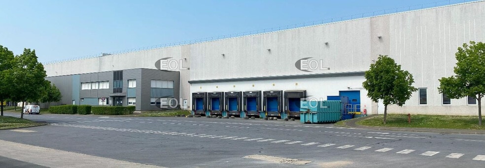 Industrial in Santeny for lease - Building Photo - Image 2 of 12