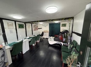 20 Aylesbury End, Beaconsfield for lease Interior Photo- Image 2 of 3