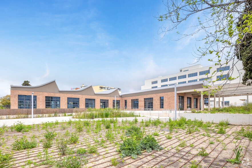 Carrer d'Enric Granados, 32-34, Esplugues de Llobregat, Barcelona à louer - Photo du bâtiment - Image 3 de 11