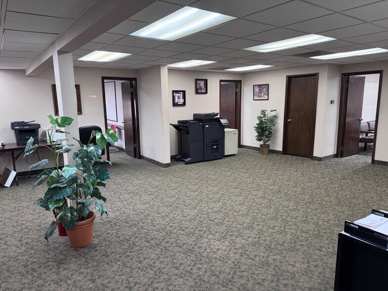 23999 W 10 Mile Rd, Southfield, MI à vendre - Photo du bâtiment - Image 2 de 9