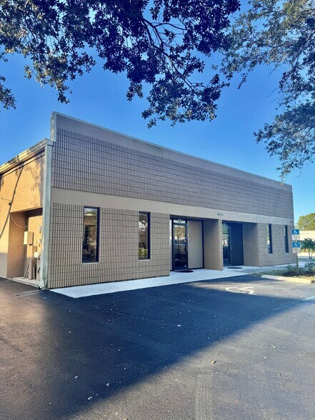 4584 Mercantile Ave, Naples, FL à vendre - Photo du bâtiment - Image 2 de 11