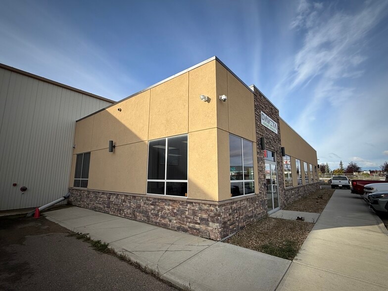 158 Queens Dr, Red Deer County, AB for lease - Building Photo - Image 1 of 8