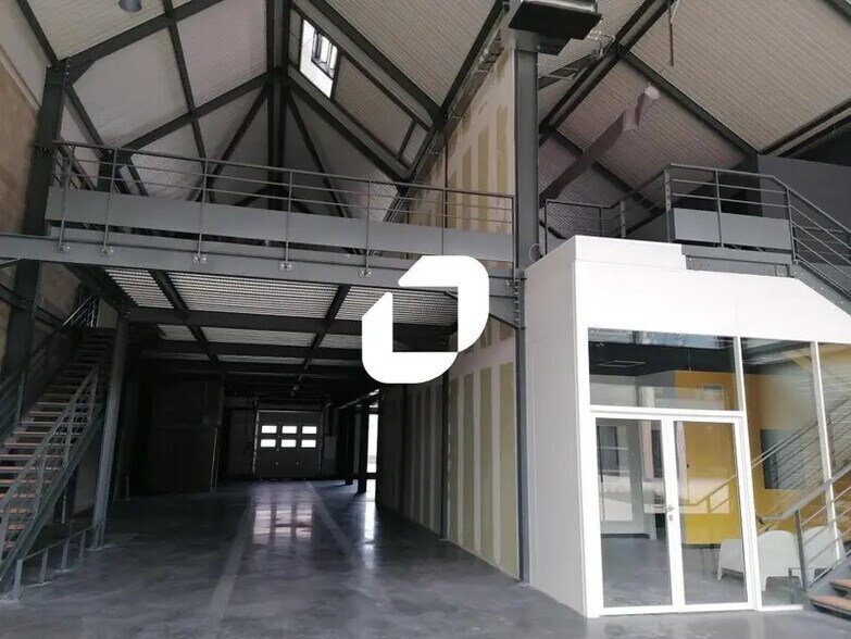 Flex dans Vénissieux à louer - Photo du bâtiment - Image 3 de 18