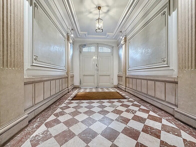 Office in Paris for sale - Lobby - Image 2 of 12