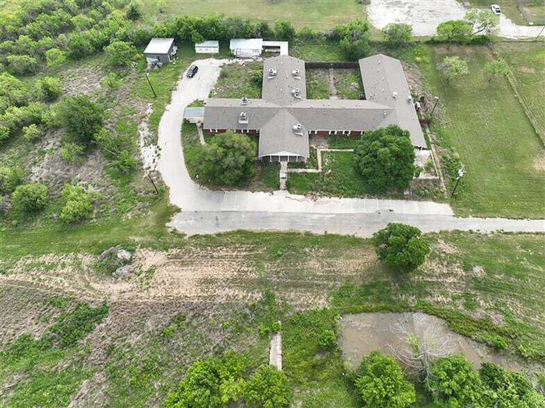209 Country Club Dr, Karnes City, TX à louer - Photo du bâtiment - Image 2 de 13