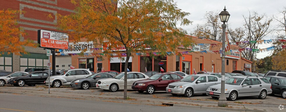 200 Dundas St W, Whitby, ON à vendre - Photo du bâtiment - Image 3 de 4