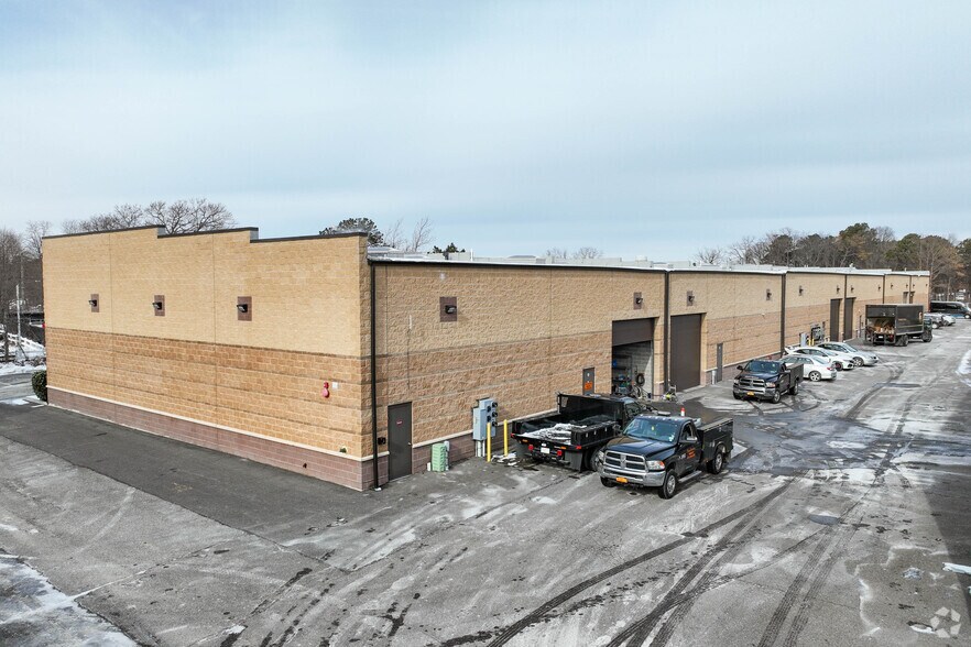 78 Horseblock Rd, Yaphank, NY à louer - Photo du bâtiment - Image 3 de 22
