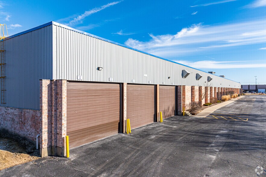 1645 Downs Dr, West Chicago, IL à louer - Photo du bâtiment - Image 2 de 5