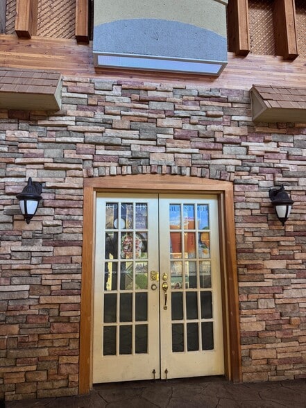 424 S Service Rd W, Grimsby, ON à louer - Photo du bâtiment - Image 3 de 18