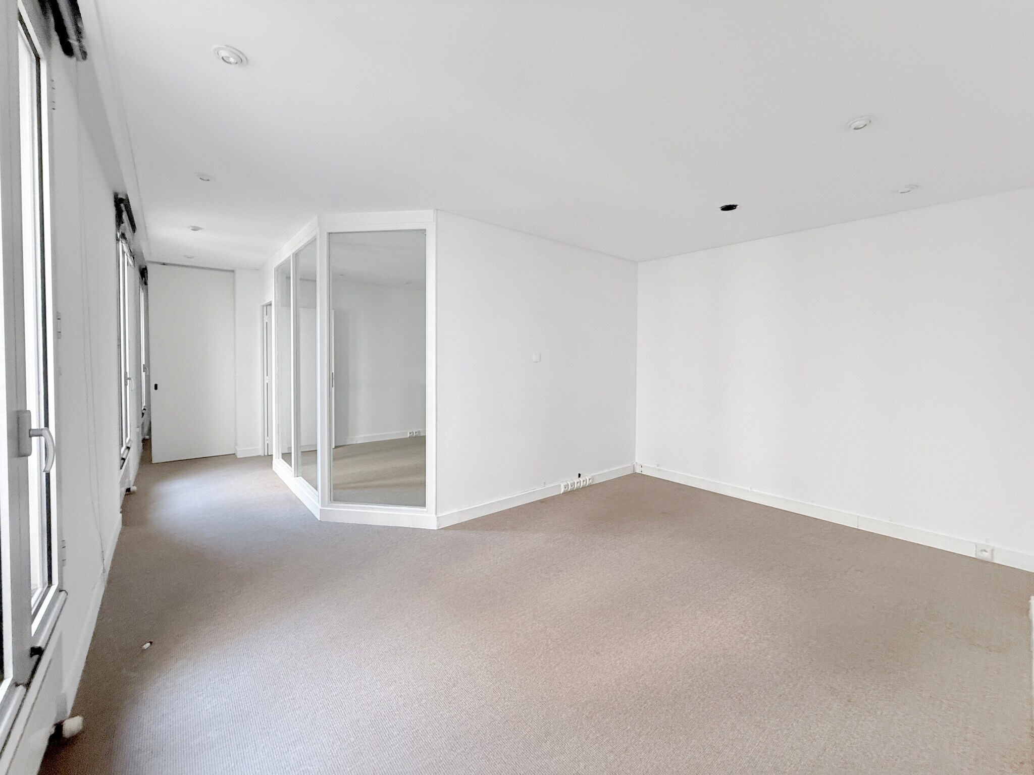 8 Avenue Du Maine, Paris for lease Interior Photo- Image 1 of 7