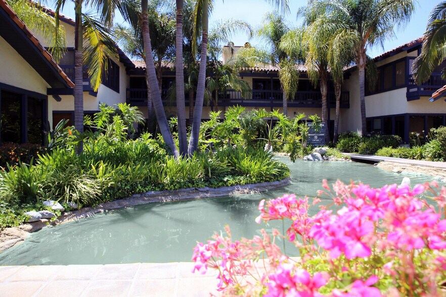 2660 Townsgate Rd, Westlake Village, CA à louer - Photo du bâtiment - Image 1 de 17