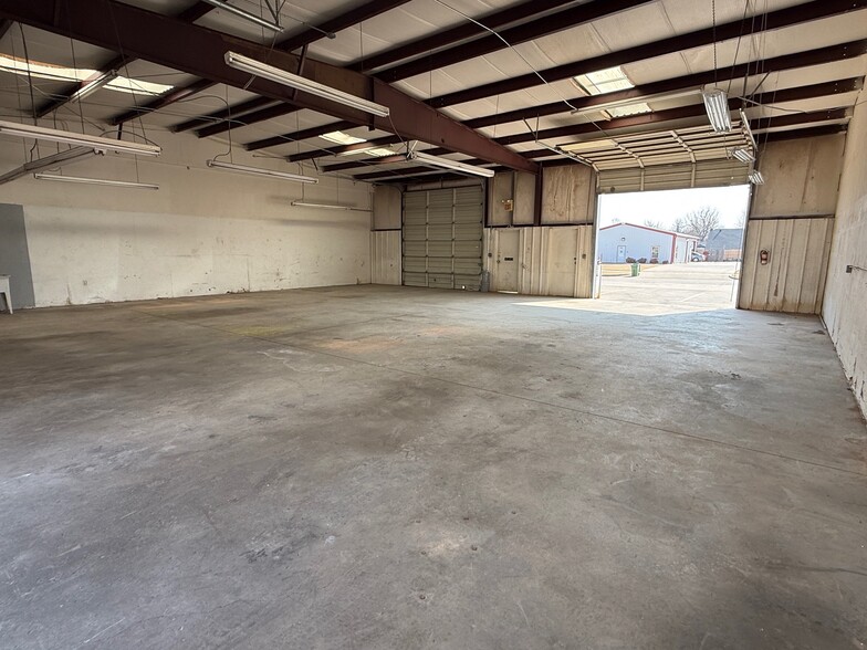 1101-1109 Industrial Dr, Yukon, OK for lease - Building Photo - Image 3 of 5