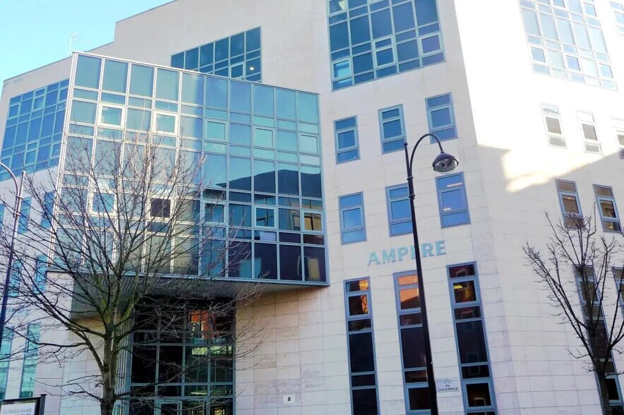 8 Rue Eugène Et Armand Peugeot, Rueil-Malmaison à louer - Photo du bâtiment - Image 3 de 4