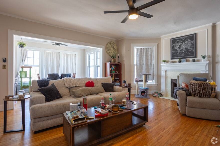 814 Center Ave, Bay City, MI for sale - Interior Photo - Image 3 of 30