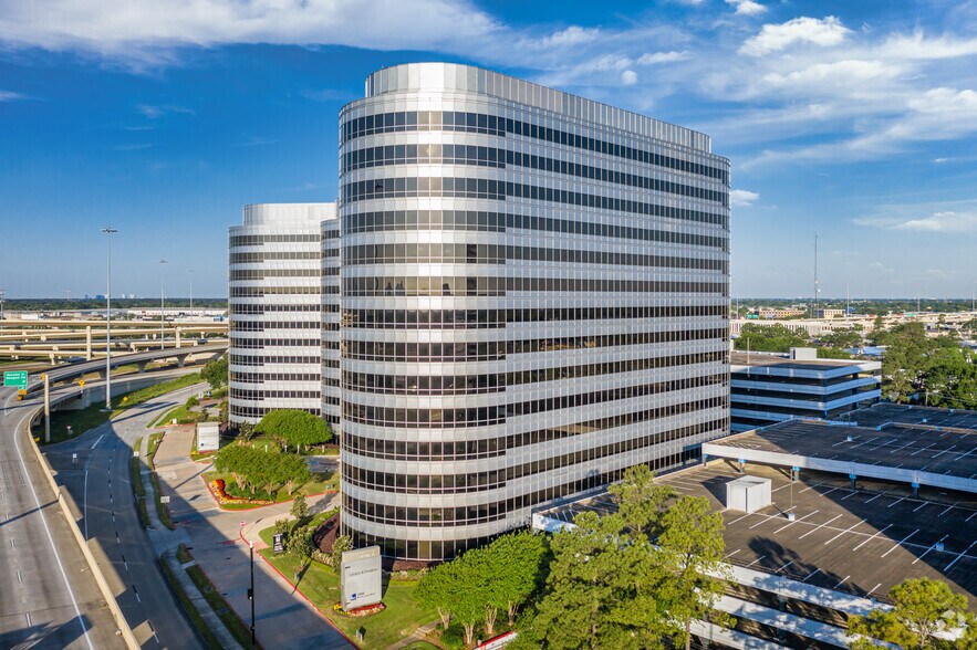 2900 N Loop Fwy W, Houston, TX à louer - Photo du bâtiment - Image 2 de 12