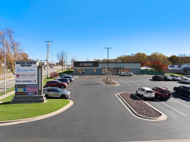 501 NW Barry Rd, Kansas City, MO à louer - Photo du bâtiment - Image 3 de 12