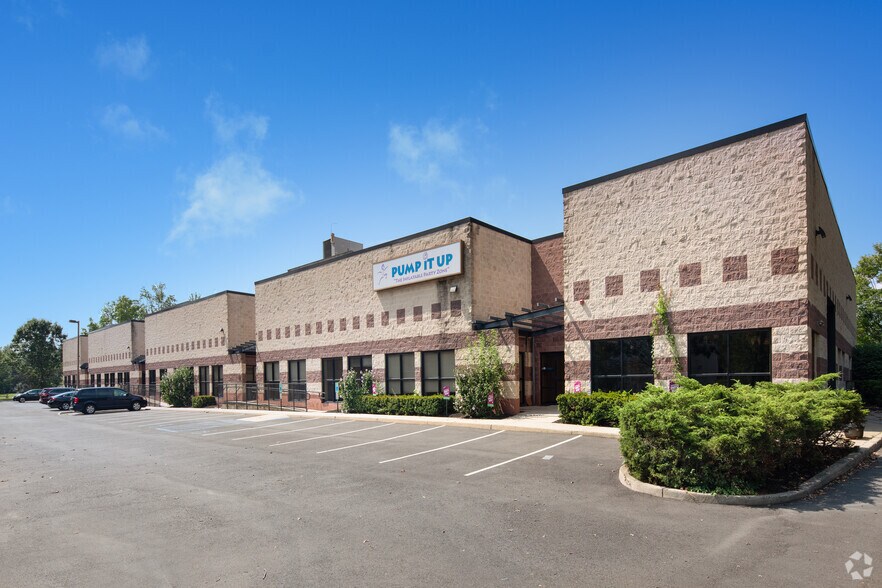 8 Commerce Way, Hamilton, NJ à louer - Photo du bâtiment - Image 3 de 11