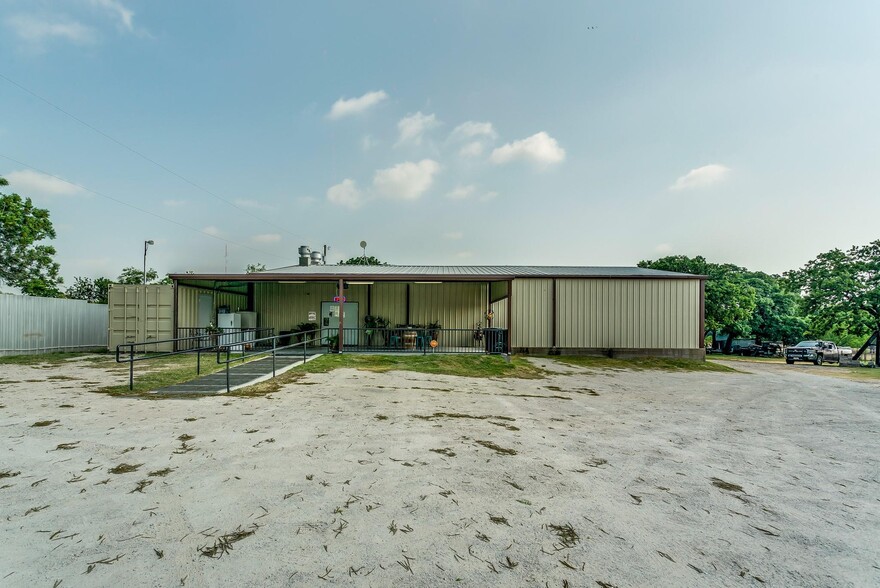 901 E Navarro Ave, De Leon, TX for sale - Primary Photo - Image 1 of 17