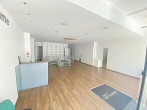 Retail in Paris for lease Interior Photo- Image 2 of 3