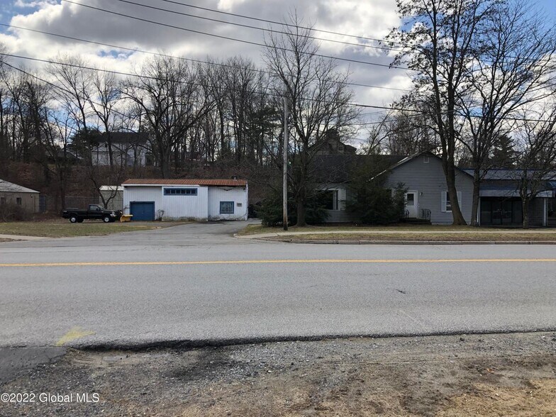 40 Excelsior Ave, Saratoga Springs, NY à vendre - Photo du bâtiment - Image 2 de 8