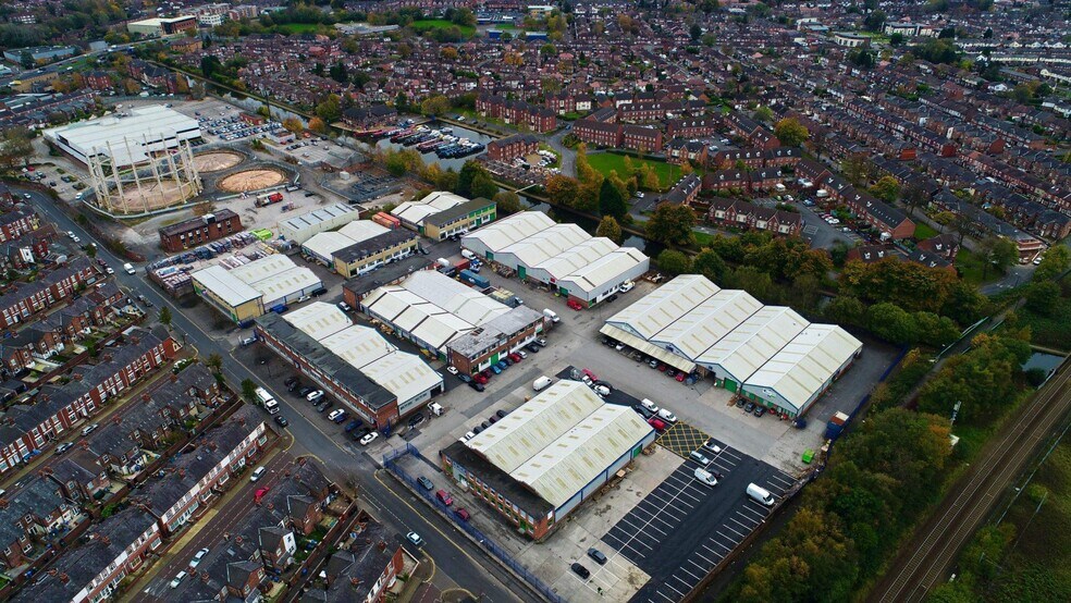 Longford Trading Estate, Manchester à louer - Photo du bâtiment - Image 1 de 9