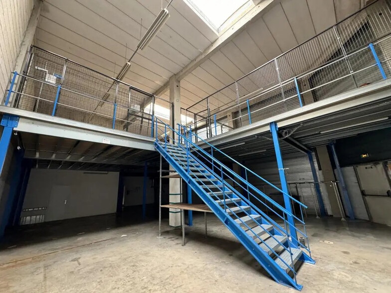 Flex in Émerainville for lease - Interior Photo - Image 2 of 15