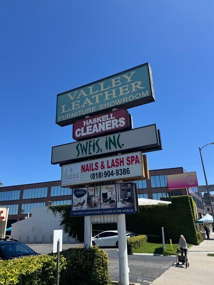 15605 Ventura Blvd, Encino, CA à louer - Photo du bâtiment - Image 2 de 5