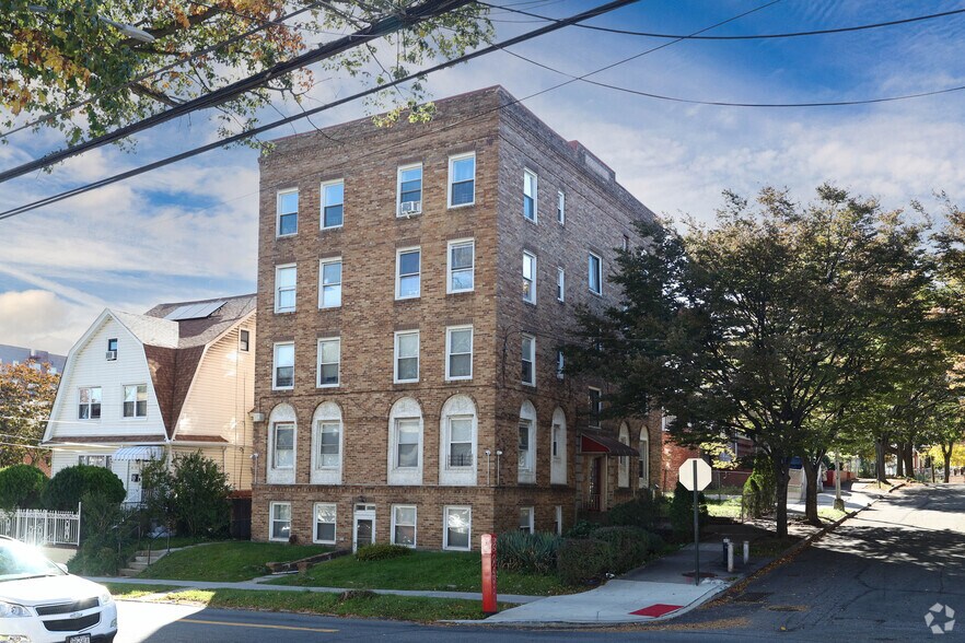 16230 86th Ave, Jamaica, NY à vendre - Photo du bâtiment - Image 3 de 7