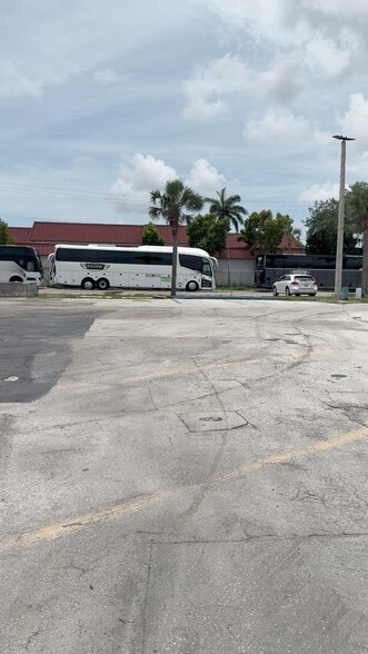 2051 Griffin Rd, Fort Lauderdale, FL à vendre - Vidéo sur l’inscription commerciale - Image 2 de 15