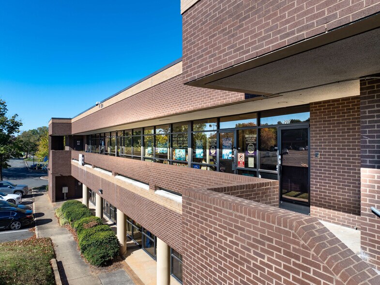 820 Tyvola Rd, Charlotte, NC à louer - Photo du bâtiment - Image 2 de 5