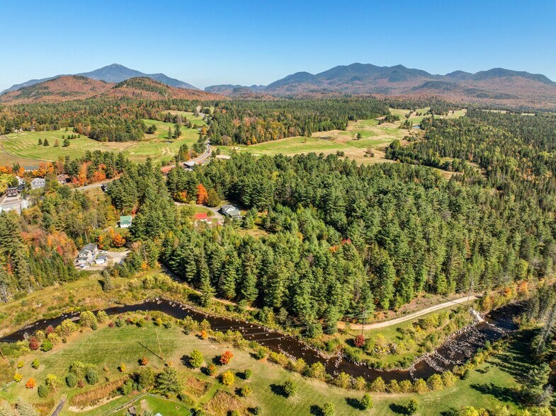 50-56 Alpine Ln, Lake Placid, NY à vendre - Photo du bâtiment - Image 1 de 32