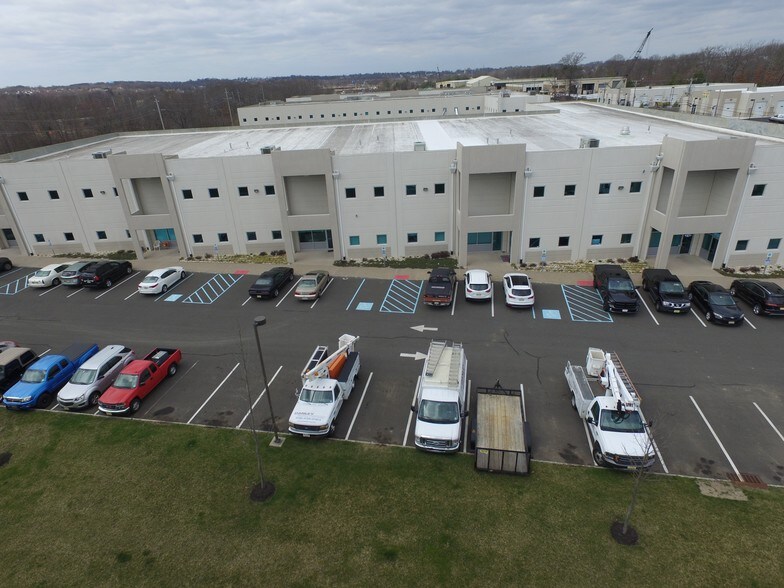 600 Hartle St, Sayreville, NJ à louer - Photo du bâtiment - Image 3 de 13