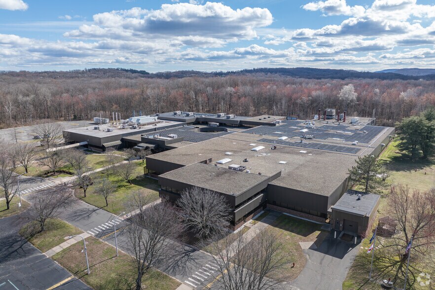 350 Knotter Dr, Cheshire, CT à louer - Photo du bâtiment - Image 3 de 5