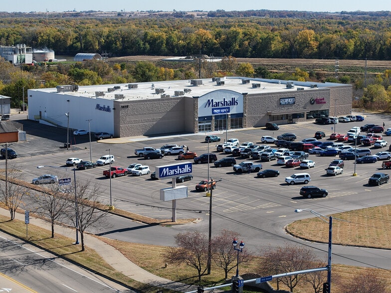 1815 Lincoln Way, Clinton, IA for lease - Building Photo - Image 2 of 4