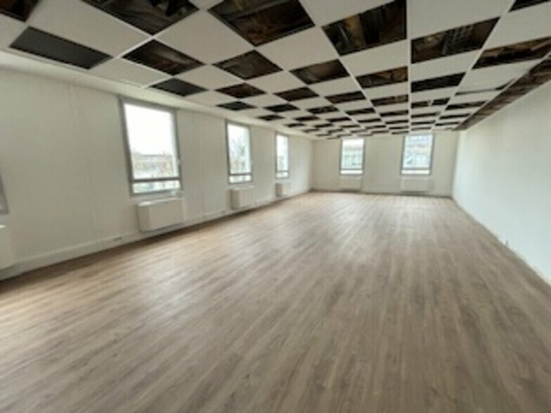 Office in Bron for lease - Interior Photo - Image 2 of 6