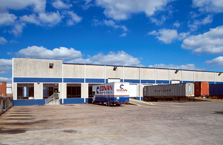 9013-9021 Spikewood Dr, Houston, TX à louer - Photo du bâtiment - Image 2 de 4