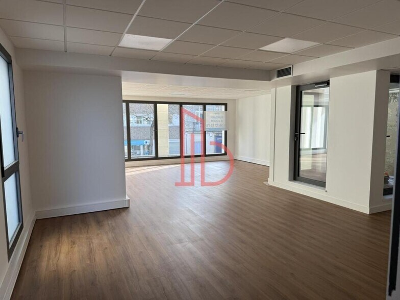 Office in Bordeaux for lease - Interior Photo - Image 2 of 6