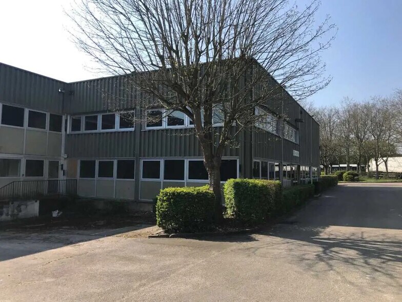 1/3 Avenue Jean Pierre Timbaud, Trappes à louer - Photo du bâtiment - Image 2 de 12