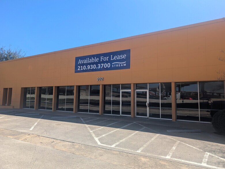 202 NE Loop 410, San Antonio, TX à louer - Photo du bâtiment - Image 2 de 10